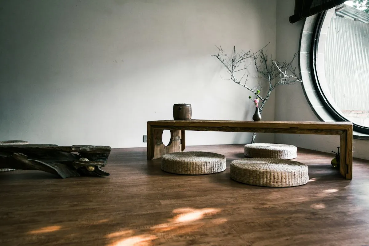 Lys stue med naturlige materialer